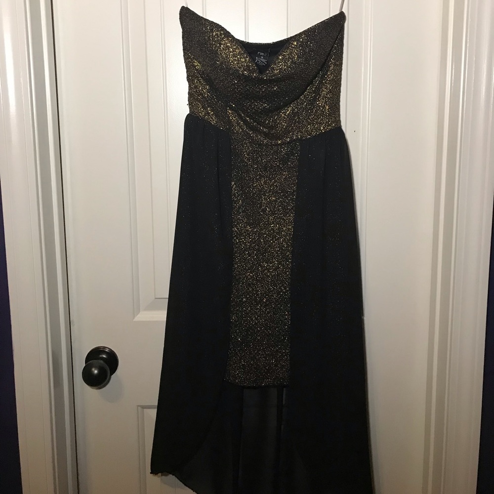 Fitted dress with Train